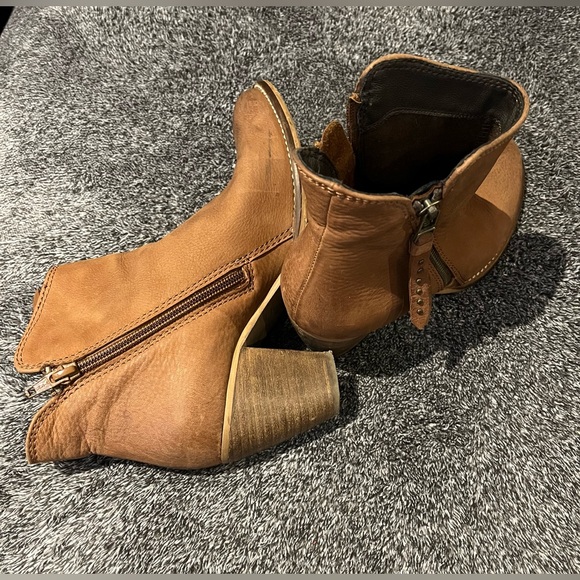 Steve Madden Tan size 38 WILDEYE Booties EUC - Picture 3 of 11